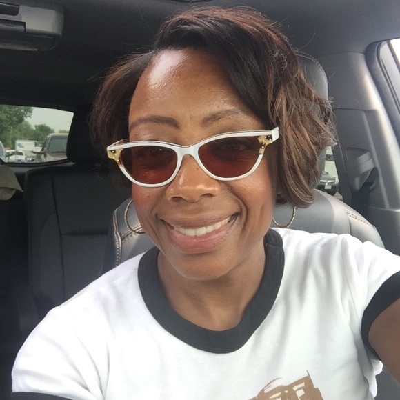 Meet your Posher, Lisa - Picture 2 of 2